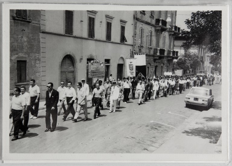 Poggibonsi, 18-19 luglio 1964, XX° anniversario della liberazione e conferimento ad Alcide Cervi della cittadinanza onoraria. Corteo lungo le vie della città